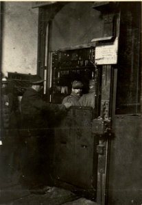 Verwundetentransport durch den Raiblerstollen. Obere Lift- Station. (BildID 15471030)