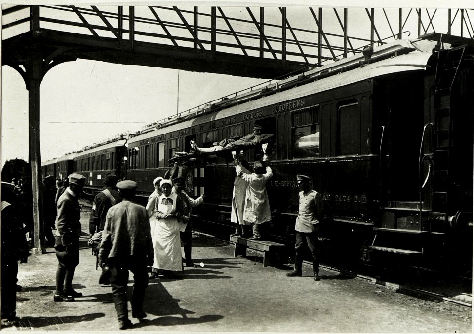 Verwundetenabschub. (Bahnhof Stryj.) (BildID 15433148)