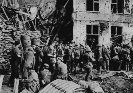 Verwundetensammelstelle hinter der englischen Front