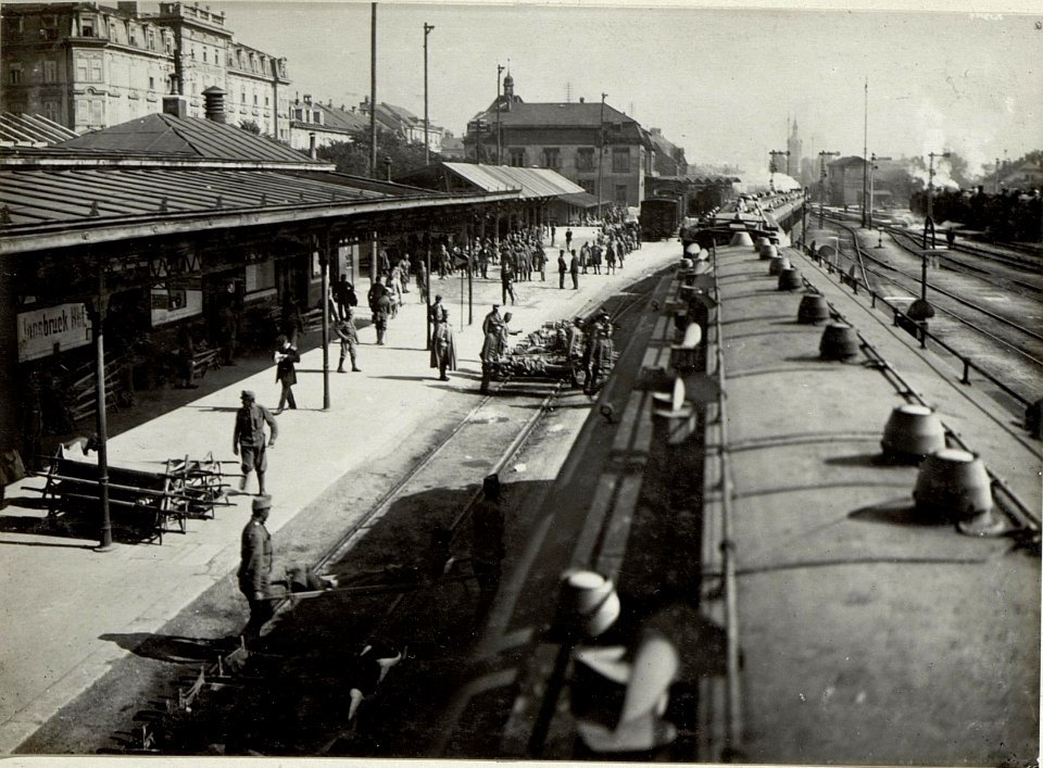Verwundetentransport vom Bahnhof in Innsbruck (BildID 15519680)