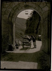 Verwundetentransport in der Flitscherklause. (BildID 15737045)