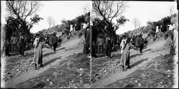 Vessant d'una muntanya ple de gent al barri del Coll de Barcelona