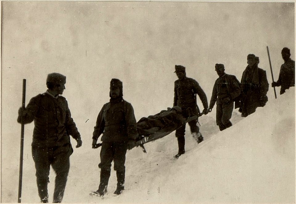Verwundetenabschub auf Tragbaren vom Oregonesattel. (BildID 15471863)