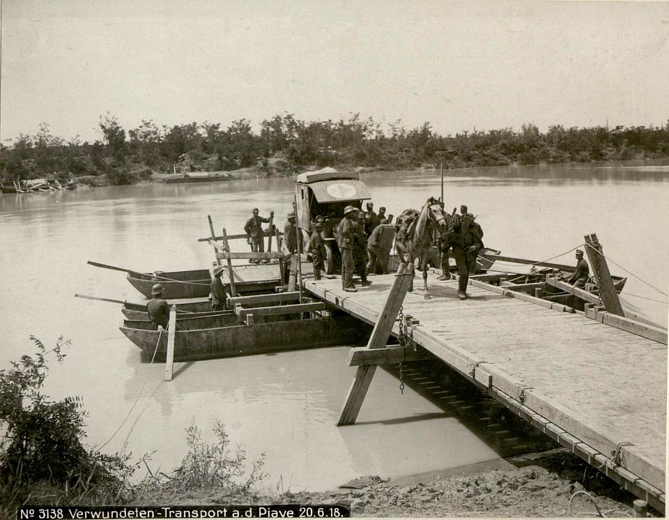 Verwundeten-Transport a.d.Piave 20.6.18. (BildID 15621960)