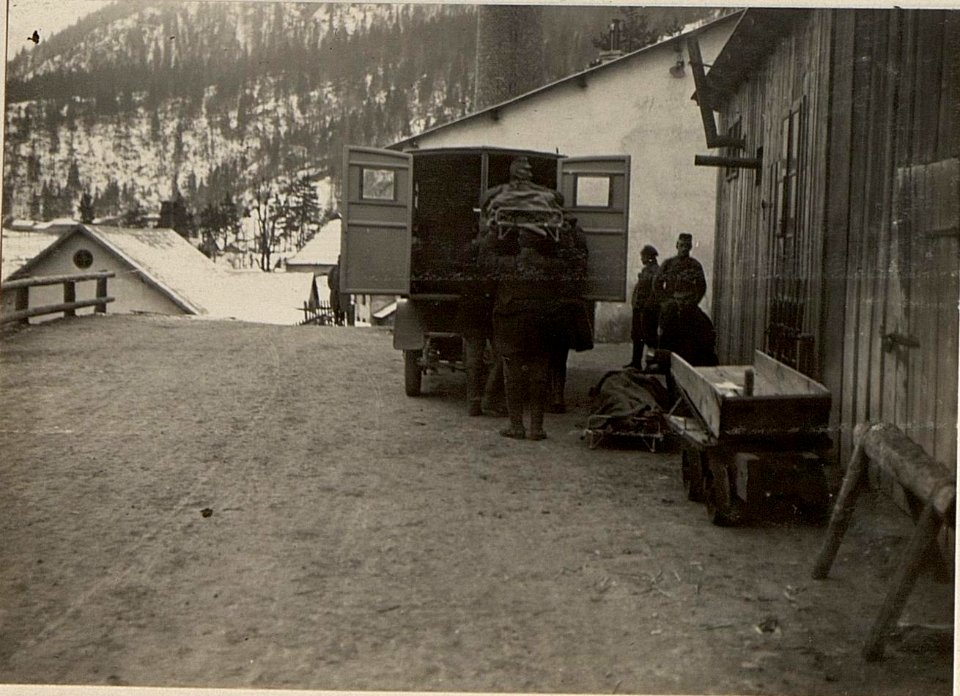 Verwundetentransport durch den Raiblerstollen. Einladen der Maroden in Sanitätsautos in Raibl. (BildID 15471072)