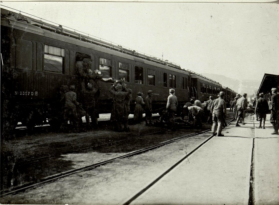 Verwundetentransport mit Zug vom Bahnhof in Innsbruck (BildID 15519673)