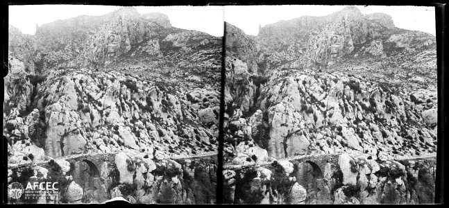 Vessant rocós de les gorges del Segre amb un pont i una camí