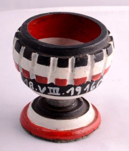 Verzierter Aschenbecher aus Handgranate, item 5