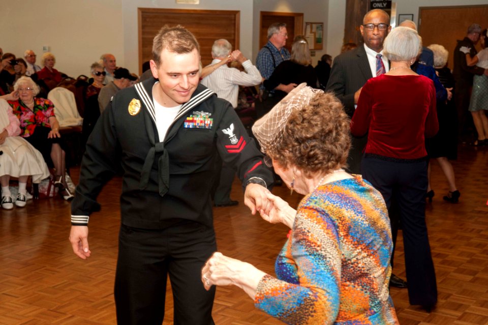Veterans Day event 141111-N-QY316-022