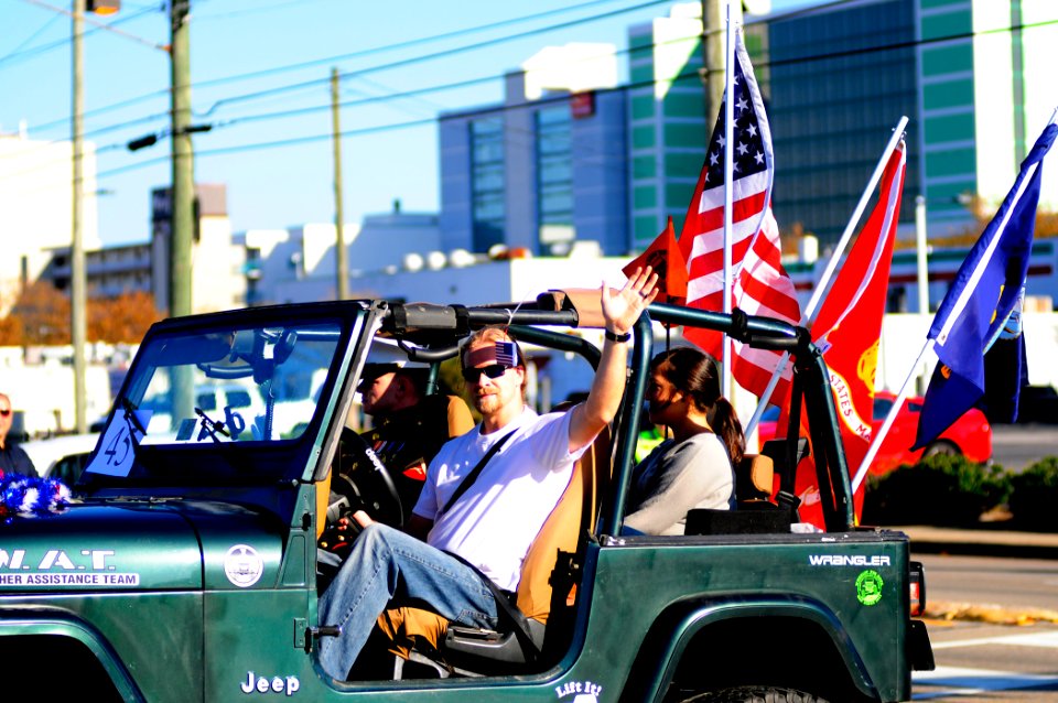 Veterans Day parade 121112-N-DU438-325