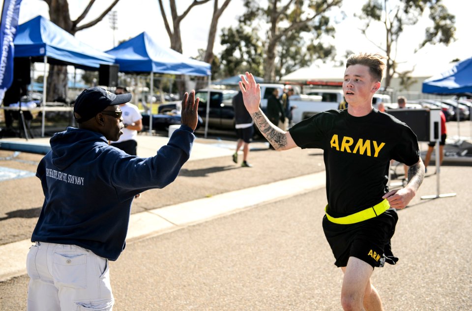 Veterans Day run 151111-N-TQ272-150