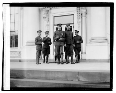 Veterans of foreign wars at White House, Ex. Com. in chief Karling and Com. Robt. E. Woodside LCCN2016828624