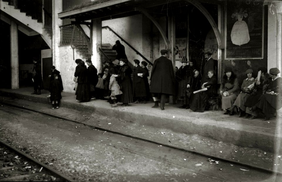 Viajeros en la estación del Topo de Irun (1 de 4) - Fondo Car-Kutxa Fototeka