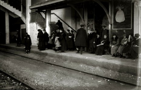 Viajeros en la estación del Topo de Irun (1 de 4) - Fondo Car-Kutxa Fototeka