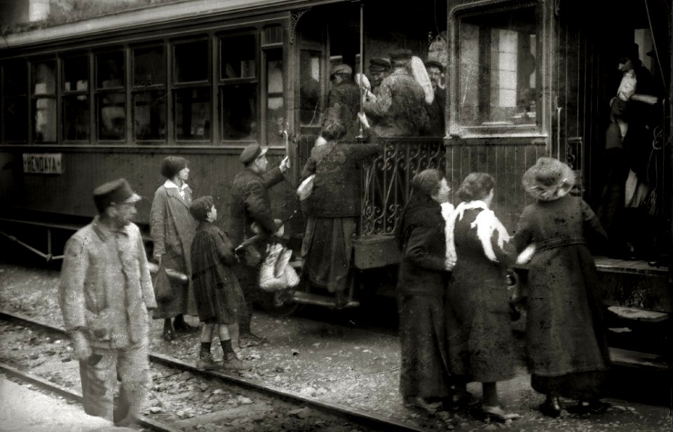 Viajeros en la estación del Topo de Irun (3 de 4) - Fondo Car-Kutxa Fototeka