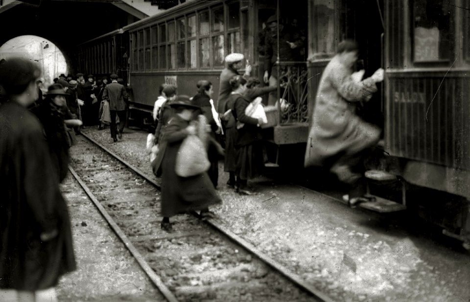Viajeros en la estación del Topo de Irun (4 de 4) - Fondo Car-Kutxa Fototeka