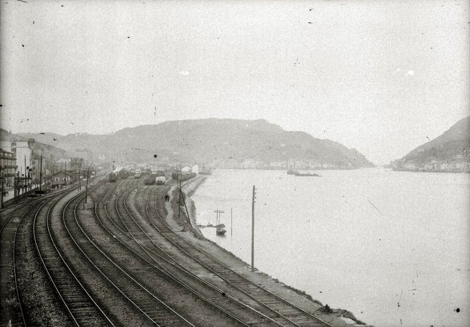 Vias de tren en la localidad de Pasai Antxo (1 de 1) - Fondo Car-Kutxa Fototeka