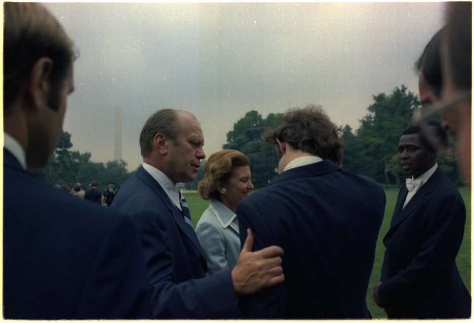 Vice President Ford consoling David Eisenhower as Nixon departs from the White House - NARA - 194598