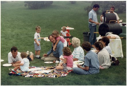 Vice President Bush picnics on the lawn of his Kennebunkport home with his family - NARA - 186370