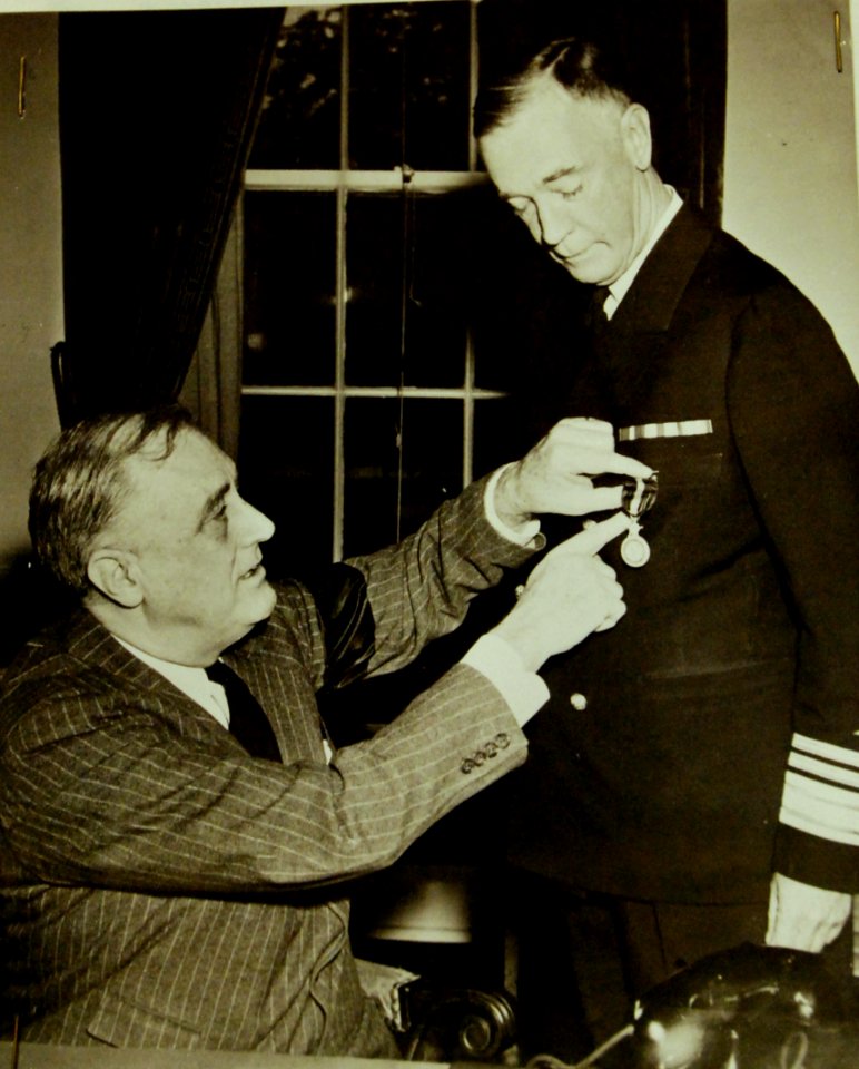 Vice Admiral Wilson Brown receives the Distinguished Service Medal from President Roosevelt, 1942 (23317700579)