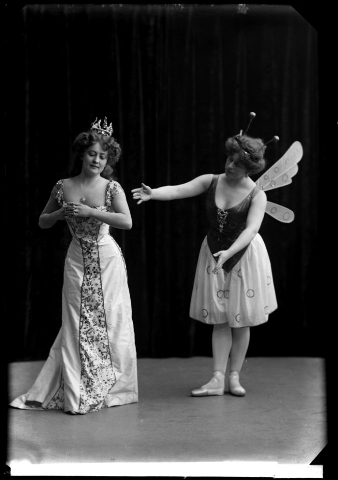 Victoria Strandin and Maria Karlsson in the ballet Askungen at Kungliga Operan 1907 - SMV - GS080