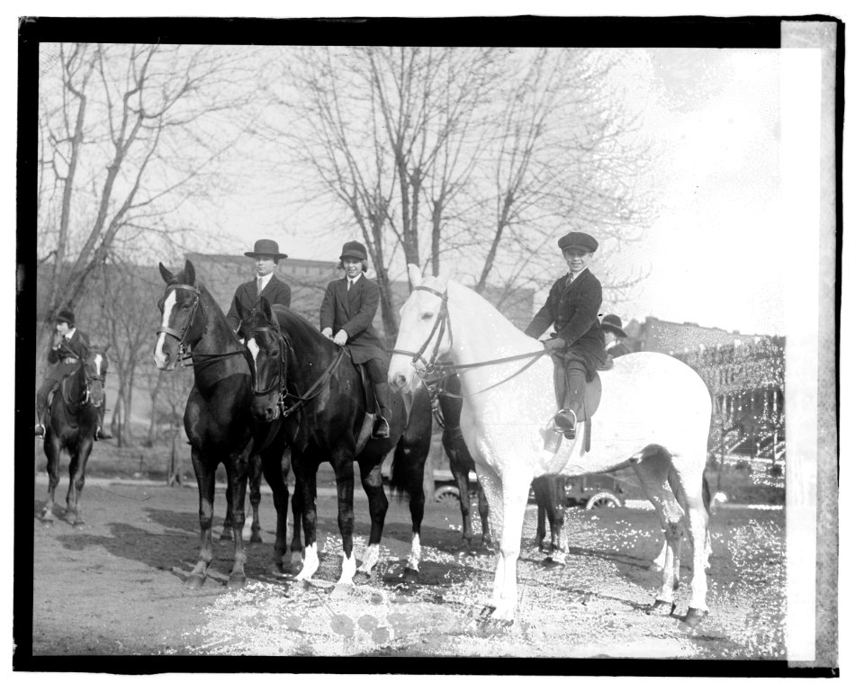 Victoria Frelinghuysen on (...); Emily, Jos. Frelinghuysen on Quaker LCCN2016827719