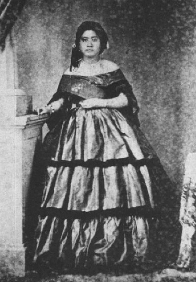 Victoria Kamamalu standing