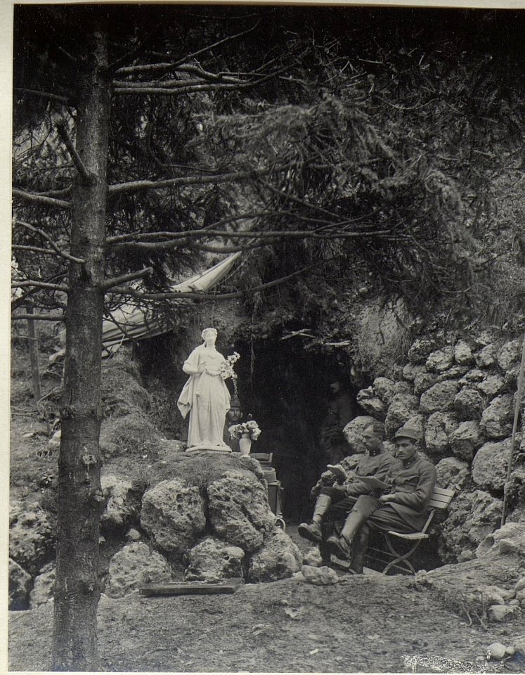Vidor, Eingang zur grossen Kaverne. (BildID 15668473)