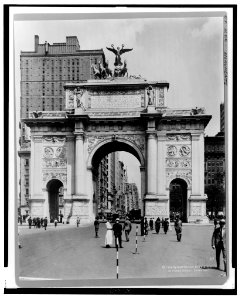 Victory Arch - Fifth Ave. LCCN2001695061 photo