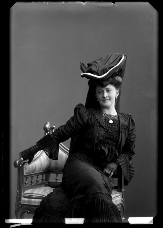 Victoria Strandin, dancer, undated portrait about 1906 - SMV - GS090