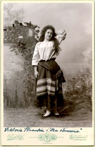 Victoria Strandin, rollporträtt - SMV - H7 195