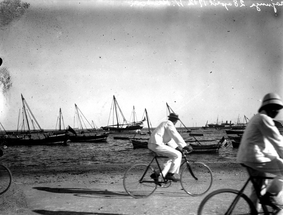 Vid hamnen, ett par cyklister i förgrunden. Majung, Mahajanga. Madagaskar - SMVK - 021977