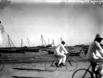 Vid hamnen, ett par cyklister i förgrunden. Majung, Mahajanga. Madagaskar - SMVK - 021977