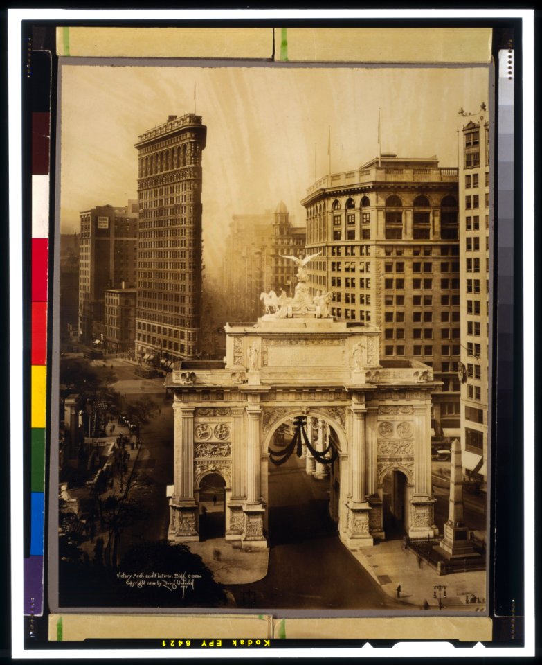 Victory Arch and Flatiron Bldg. LCCN99406468