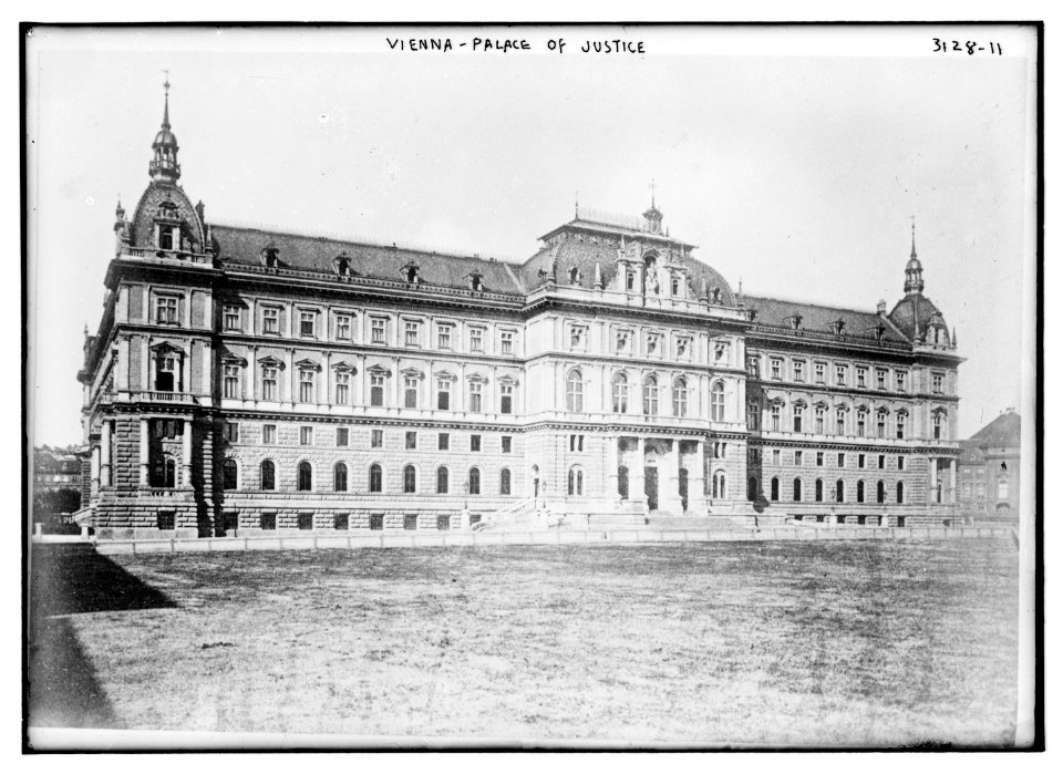 Vienna - Palace of Justice LCCN2014696419