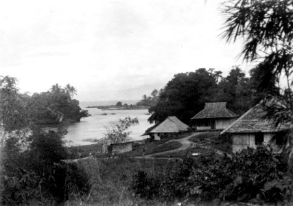 Vid Poso-sjöns utlopp. Byggnaderna, missionsbostad, sjukhus mm. Poso, Sulawesi, Tentena. Indonesien - SMVK - 000206