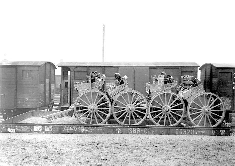 Vier Munitionswagen auf einem Eisenbahnwagen verladen - CH-BAR - 3239473