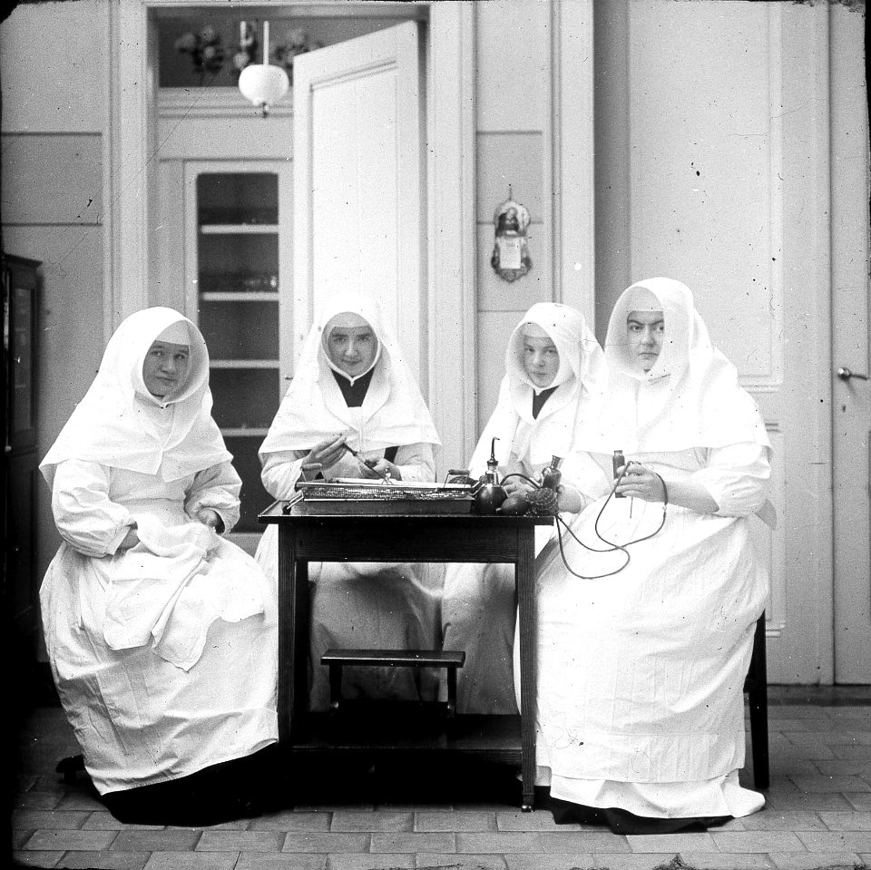 Vier verpleegzusters in het laboratorium van Gasthuis Calvariënberg, Maastricht (RHCL, VKG 087)