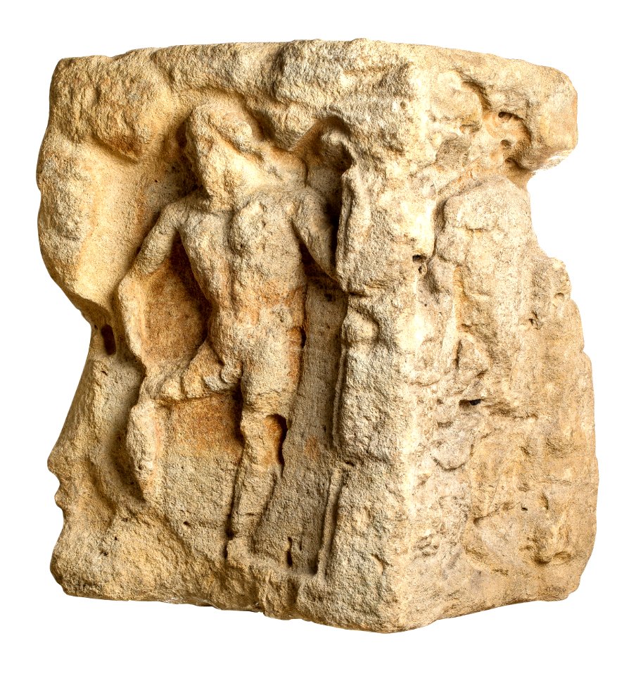 Viergodensteen (sokkel) met reliëfs van Neptunus, Hercules en Diana in kalksteen, 200 tot 250 NC, vindplaats- Stokkem, Koeweide, 1969, collectie Gallo-Romeins Museum Tongeren, GRM 18808