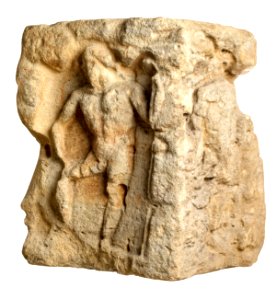 Viergodensteen (sokkel) met reliëfs van Neptunus, Hercules en Diana in kalksteen, 200 tot 250 NC, vindplaats- Stokkem, Koeweide, 1969, collectie Gallo-Romeins Museum Tongeren, GRM 18808