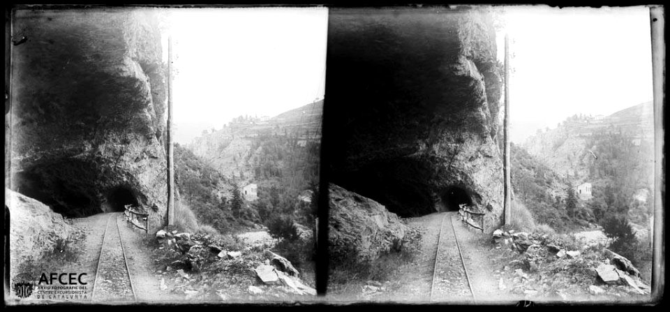 Vies de ferrocarril a les coves de Rialb, prop de Queralbs