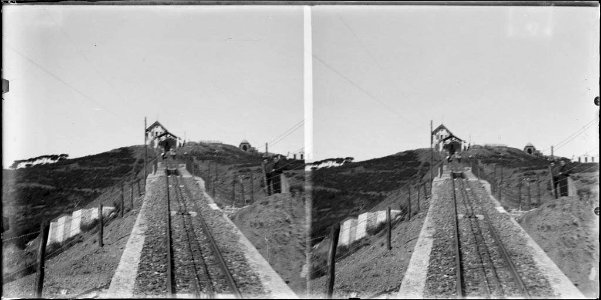 Vies del funicular del Tibidabo amb l'estació al fons