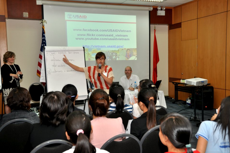 Vietnamese university students join the Business Plan Mashup exercise (8198196399)