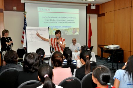Vietnamese university students join the Business Plan Mashup exercise (8198196399) photo