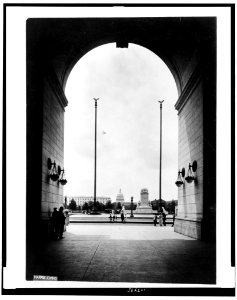 View from arch of Union Station, Washington, D.C.) - Harris & Ewing LCCN93504619