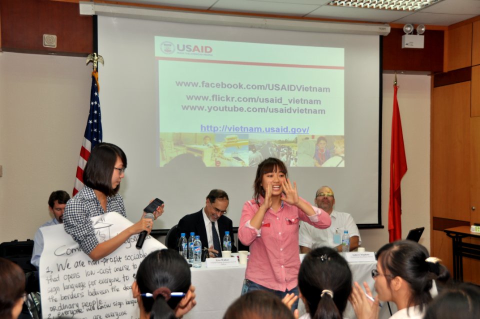 Vietnamese university students join the Business Plan Mashup exercise (8199287946)