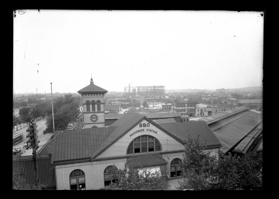 View looking North from C Street, N.W., between N.J. & North Capitol, showing D and E Streets with the B&O railroad station in the foreground and construction of the Government & Printing LCCN2016646858