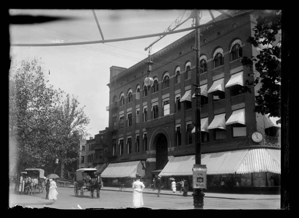 View of 11th Street, N.W., East side, looking North from G Street showing angled view of Palais Royal department store LCCN2016646898