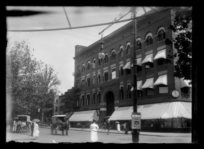 View of 11th Street, N.W., East side, looking North from G Street showing angled view of Palais Royal department store LCCN2016646898