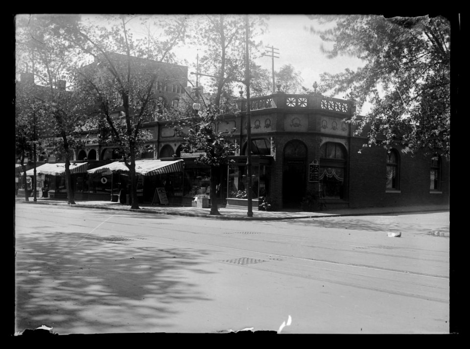 View of 9th Street, N.W., West side, looking South from Grant between G & H Place, (Main Store at 612 9th Street, N.W.) LCCN2016646850